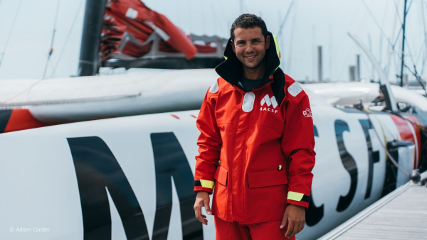 Guirec Soudée devant l'Ultim MACSF